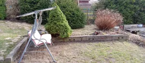 Tady ještě před pár dny stala jabloň a pískoviště