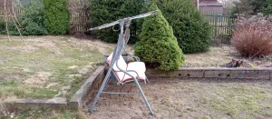 Teď tu stojí houpačka